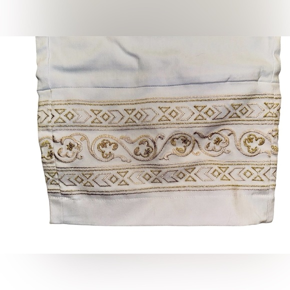 “JM Collection” White and Gold Embroidered Capris Size Large NWT - Picture 4 of 8